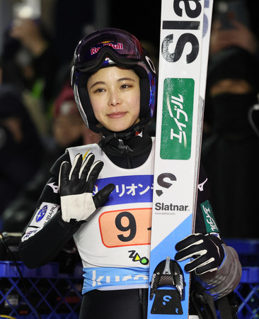 ３回目の飛躍を終え、観客の声援に応える高梨沙羅＝２５日、山形・アリオンテック蔵王シャンツェ