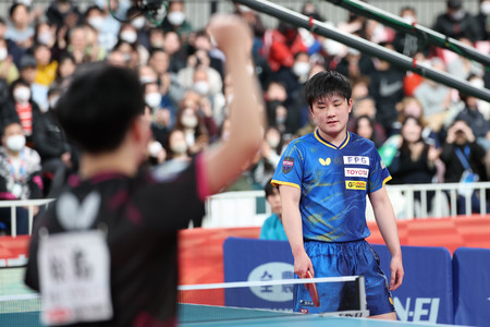 男子シングルス準決勝で松島輝空（手前）に敗れた張本智和＝２６日、東京体育館