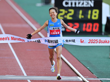 日本人トップの２位でゴールする小林香菜＝２６日、大阪・ヤンマースタジアム長居