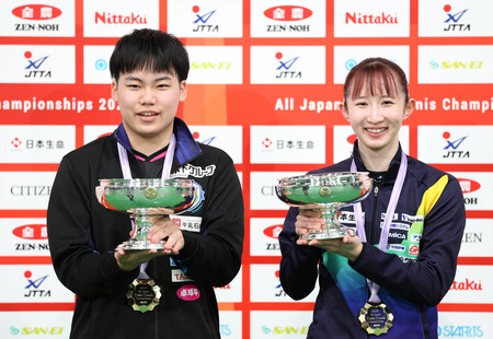 女子シングルスで優勝した早田ひな（右）と男子シングルスを制した松島輝空＝２６日、東京体育館