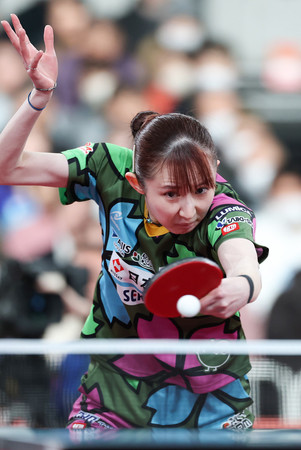 女子シングルス決勝でプレーする早田ひな＝２６日、東京体育館