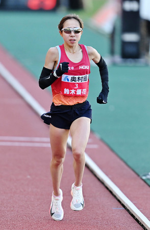 ゴールに向かう３位の鈴木優花＝２６日、大阪・ヤンマースタジアム長居