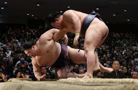 優勝決定戦で、王鵬（左）を寄り倒した豊昇龍＝２６日、東京・両国国技館