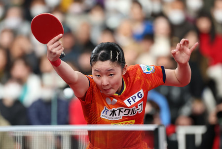 女子シングルス決勝でプレーする張本美和＝２６日、東京体育館