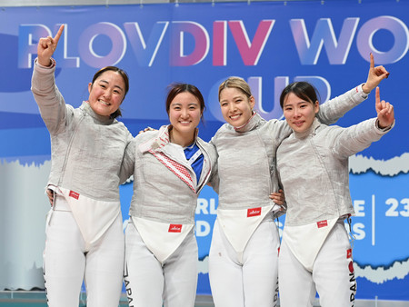 フェンシングＷ杯の女子サーブル団体で優勝した日本チーム。左から金子優衣奈、尾崎世梨、江村美咲、菊地心和＝２６日、ブルガリア・プロブディフ（日本フェンシング協会提供）