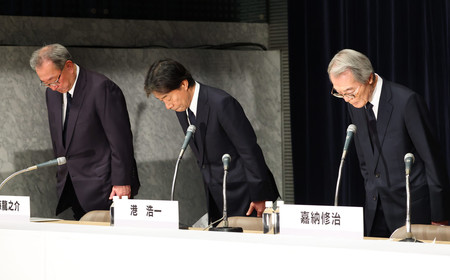 記者会見で謝罪するフジテレビの港浩一社長(中央)、嘉納修治会長(右)ら=27日午後、東京都港区