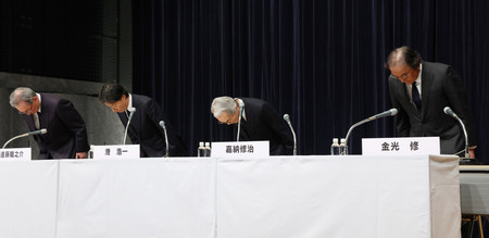 記者会見の冒頭、謝罪するフジテレビの(左から)遠藤龍之介副会長、港浩一社長、嘉納修治会長、フジ・メディア・ホールディングスの金光修社長=27日午後、東京都港区