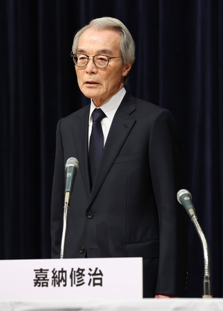 記者会見するフジテレビの嘉納修治会長＝２７日午後、東京都港区