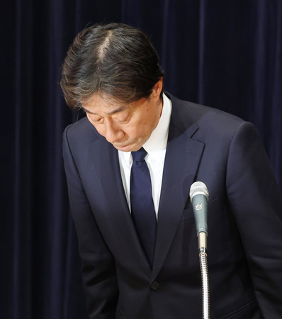 記者会見の冒頭に謝罪するフジテレビの港浩一社長=27日午後、東京都港区