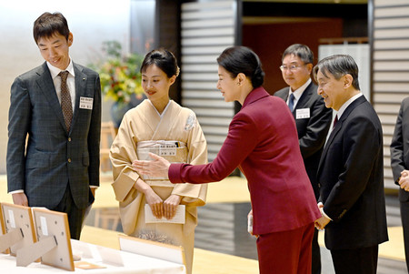 農林水産祭の天皇杯受賞者から説明を受けられる天皇、皇后両陛下＝２７日午後、宮殿・北溜（代表撮影）