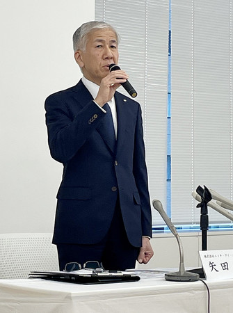 記者会見するエイチ・アイ・エス（ＨＩＳ）の矢田素史社長＝２７日午後、東京都港区