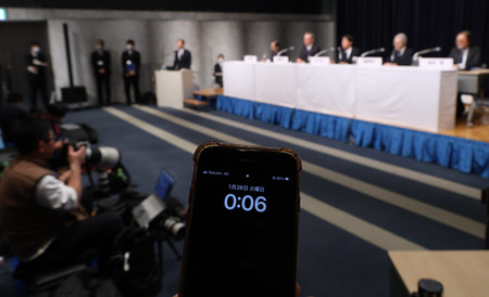日付が変わっても続くフジテレビの記者会見=28日未明、東京都港区