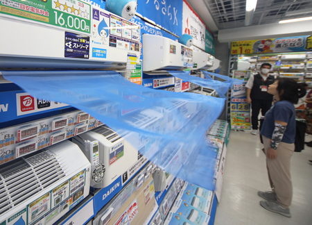 エアコンなどの夏物商品売り場＝２０２４年６月、東京都豊島区