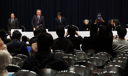 記者会見を終えて一礼するフジテレビの港浩一社長(奥中央、27日付で辞任)ら=28日午前2時23分、東京都港区