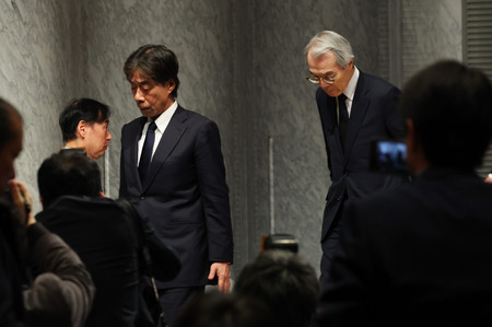 会見場を後にするフジテレビの港浩一社長(中央、27日付で辞任)と嘉納修治会長(右、同)=28日午前2時24分、東京都港区