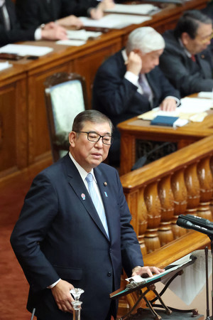 代表質問が始まった参院本会議で答弁する石破茂首相＝２８日午前、国会内