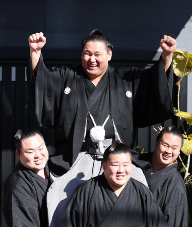 横綱昇進が決まり、ファンらの前で笑顔を見せる豊昇龍（上）＝２９日、東京都台東区