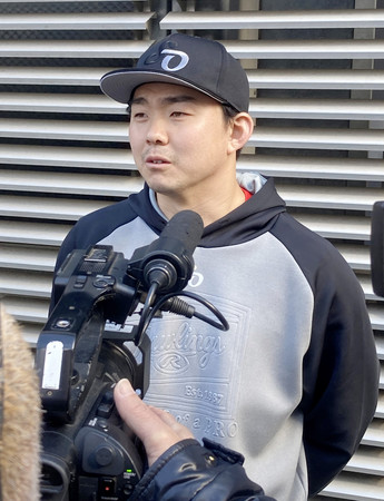 プロ野球中日から米大リーグのナショナルズへ移籍が決まり、取材に応じる小笠原慎之介投手＝２９日、ナゴヤ球場