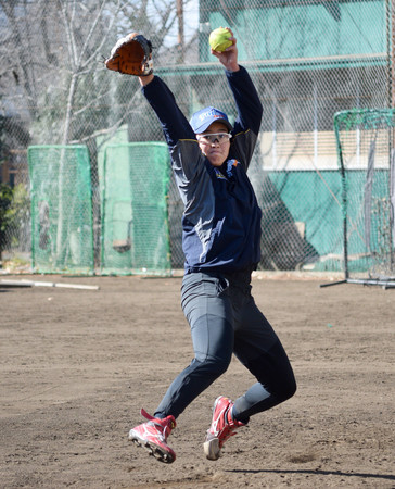 ソフトボール女子のニトリＪＤリーグで戸田中央に移籍し、練習する後藤希友投手＝２９日、埼玉県蕨市