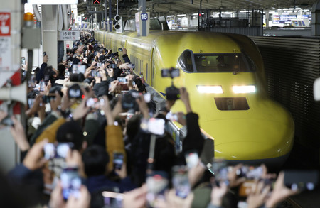 最後の検測を終え、東京駅に到着したドクターイエローＴ４編成＝２９日午後