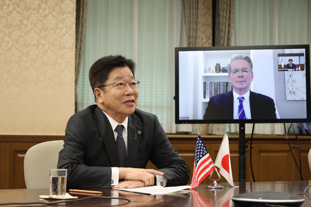 ベッセント米財務長官（画面）とビデオ会談する加藤勝信財務相＝２９日午後、財務省（同省提供）