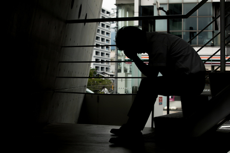 頭を抱える男性（写真はイメージ）