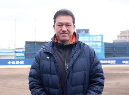 中日のスカウトに就いた山田潤さん＝１６日、ナゴヤ球場