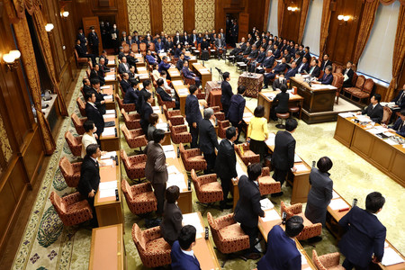 自民党旧安倍派の会計責任者（当時）の参考人招致を議決した衆院予算委員会＝３０日午前、国会内