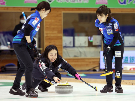 カーリング日本選手権女子１次リーグでショットを放つロコ・ソラーレの藤沢五月（中央）＝２０２４年１月、札幌市のどうぎんカーリングスタジアム