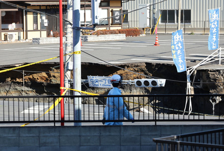 埼玉県八潮市の県道交差点で発生した道路陥没現場＝３０日午前