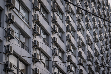 集合住宅の壁面にびっしりと取り付けられたエアコンの室外機＝東京都内（ＡＦＰ時事）（資料）