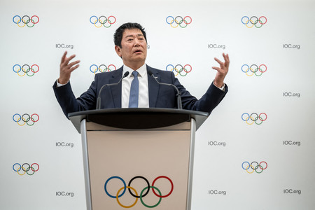 記者会見に臨む国際オリンピック委員会（ＩＯＣ）会長候補者の渡辺守成氏＝３０日、スイス・ローザンヌ（ＡＦＰ時事）