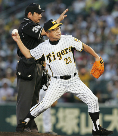 始球式に登場した元阪神監督の吉田義男さん=2008年9月、甲子園