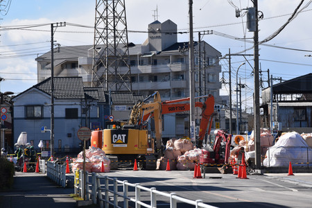 埼玉県八潮市の県道交差点で道路が陥没した現場付近＝４日、同市