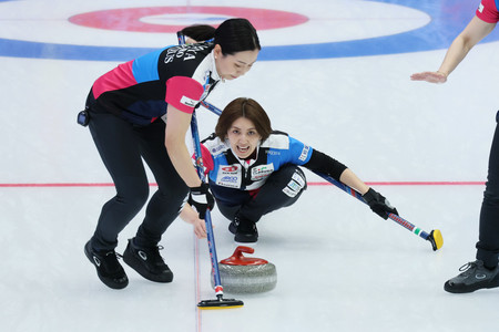女子のSC軽井沢ク戦第4エンド、ショットを放つフォルティウスの吉村(右)=5日、横浜BUNTAI