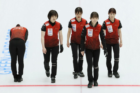 女子1次リーグでロコ・ソラーレに敗れた中部電力の選手たち=5日、横浜BUNTAI