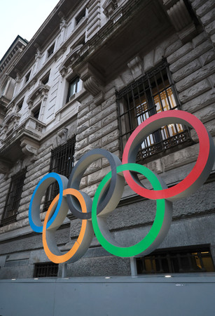 ミラノ中心部に置かれた五輪マークのオブジェ=2024年11月、イタリア・ミラノ