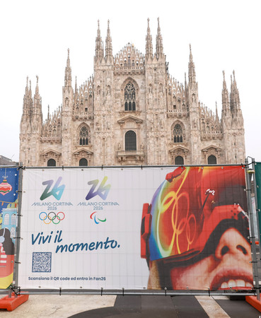 ドゥオーモ前に置かれたミラノ・コルティナ冬季五輪の広告幕=2024年11月、イタリア・ミラノ