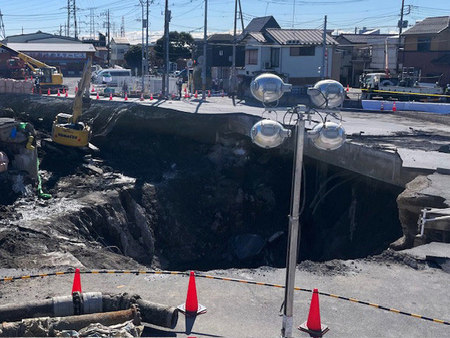 大きく穴が開いた県道交差点の陥没現場＝５日、埼玉県八潮市［草加八潮消防局提供］