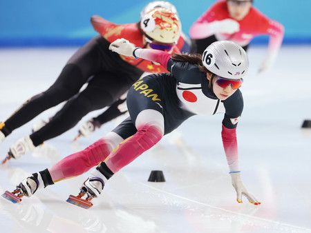 ショートトラック女子1000メートル準々決勝で滑走する嶋田利渚=9日、中国・ハルビン