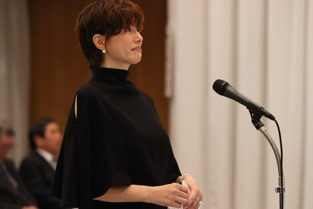 西田敏行さんのお別れの会で祭壇に飾られた遺影を見つめる俳優の米倉涼子さん＝１８日午後、東京都港区