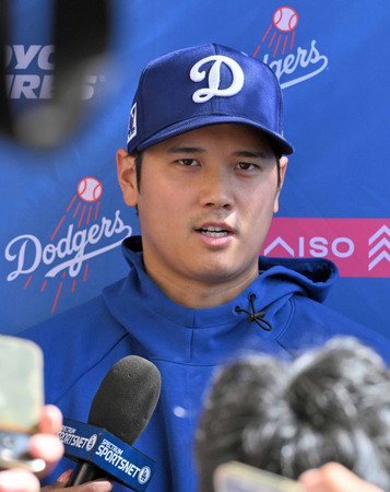 練習を終え取材に応じるドジャースの大谷=20日、米アリゾナ州グレンデール