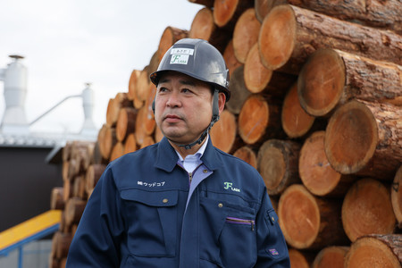 取材に応じるウッドコア取締役の朝田英洋さん=2024年12月11日、福島県浪江町