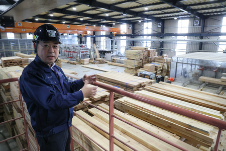 集成材の説明をするウッドコア取締役の朝田英洋さん=2024年12月11日、福島県浪江町