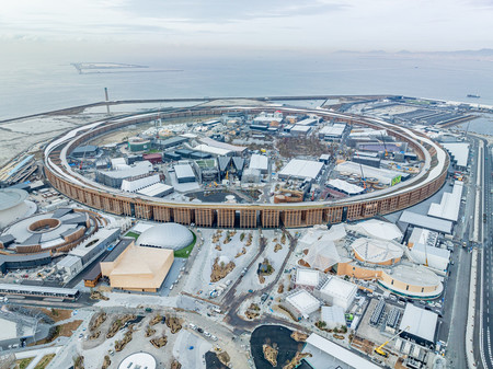 大阪・関西万博の会場で、建設工事が進む大阪市の人工島「夢洲」=2024年12月(日本国際博覧会協会、大林組、伸和提供)