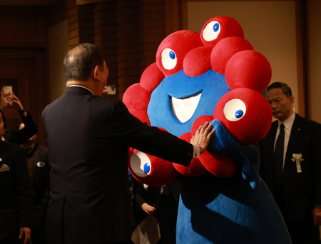 2025大阪・関西万博の公式キャラクター「ミャクミャク」と触れ合う石破茂首相=1月7日、東京都千代田区