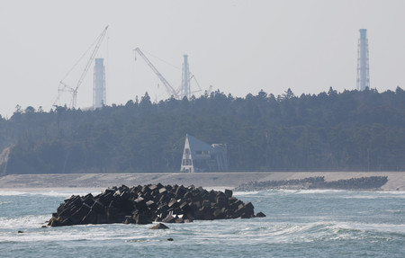 福島県浪江町の請戸海岸から見える東京電力福島第１原発＝１０日午前、福島県浪江町