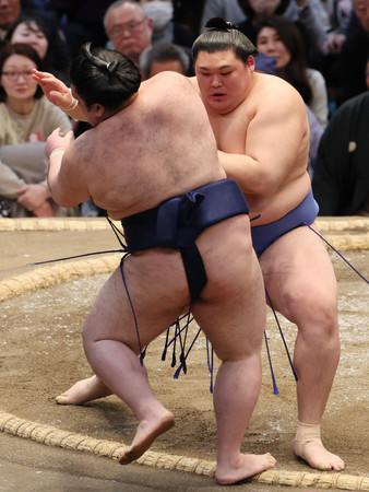 大の里(奥)は押し出しで豪ノ山を下す=11日、エディオンアリーナ大阪