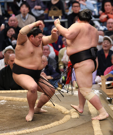 阿炎(左)は押し出しで琴桜を破る=11日、エディオンアリーナ大阪