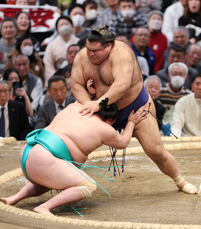 高安(奥)は一山本をはたき込みで下す=11日、エディオンアリーナ大阪